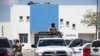 Miembros de la Coordinación Nacional Antisecuestros llegan al edificio de la morgue del Servicio Médico Forense donde están los cuerpos de dos de los cuatro estadounidenses secuestrados por hombres armados a la frontera de EEUU. Visto en Matamoros, México, el 8 de marzo de 2023.