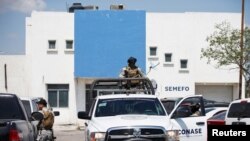 Miembros de la Coordinación Nacional Antisecuestros llegan al edificio de la morgue del Servicio Médico Forense donde están los cuerpos de dos de los cuatro estadounidenses secuestrados por hombres armados a la frontera de EEUU. Visto en Matamoros, México, el 8 de marzo de 2023.