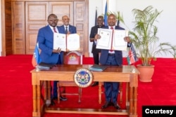 Kenya President William Ruto and Haiti PM Ariel Henry witnessed the signing ceremony at Kenya’s State House in Nairobi, March 1, 2024. (Courtesy, Kenya’s State House)