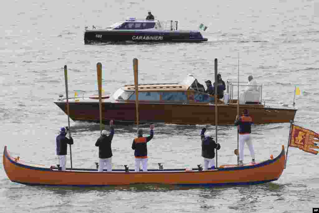 Paus Fransiskus disambut oleh para pendayung gondola setibanya di Venesia, Italia, Minggu, 28 April 2024. (Foto: Alessandra Tarantino/AP Photo)