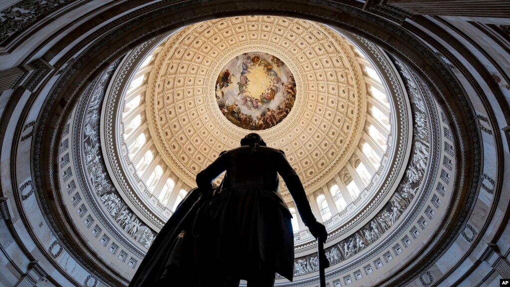 ARCHIVO - La Rotonda del Capitolio de EEUU se ve con una estatua de George Washington en primer plano, en Washington, el miércoles 17 de mayo de 2023.