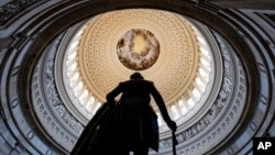 ARCHIVO - La Rotonda del Capitolio de EEUU se ve con una estatua de George Washington en primer plano, en Washington, el miércoles 17 de mayo de 2023.