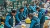 Para pekerja tampak menyortir paket untuk dikirimkan kepada konsumen di sebuah pusat logistik di Zouping, China, pada 10 November 2023. (Foto: AFP)