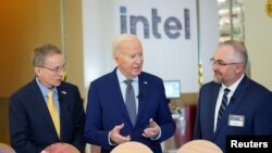 Presiden Joe Biden (tengah) saat berkunjung ke kampus Intel Ocotillo di Chandler, Arizona, pada 20 Maret 2024. (Foto: Reuters/Kevin Lamarque)