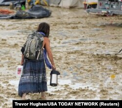 Amerika'nın Nevada eyaletinin kuzeyinde her yıl düzenlenen karşı kültür festivali Burning Man'e katılan binlerce kişi, olağandışı fırtına ve şiddetli yağış nedeniyle çölde mahsur kaldı.