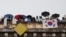 Penonton dengan bendera Korea Selatan menyaksikan parade apung di Sungai Seine dari jembatan Paris selama upacara pembukaan Olimpiade, 26 Juli 2024. (Foto: AFP)