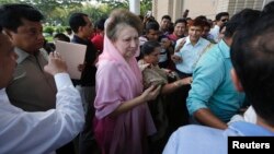 বাংলাদেশের ঢাকায় একটি সমাবেশের যোগ দেবার আগে বাংলাদেশ জাতীয়তাবাদী দল (বিএনপি) চেয়ারপারসন বেগম খালেদা জিয়া৷ ২০ অক্টোবর, ২০১৩। (ফাইল ছবি) 