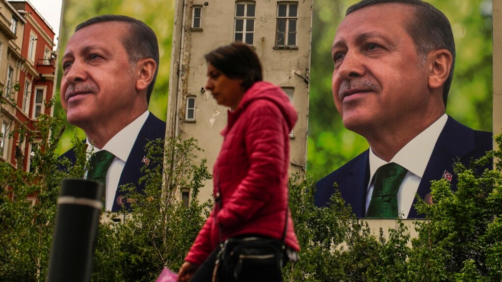 Erdogan Leads as Turkey Faces Runoff Election