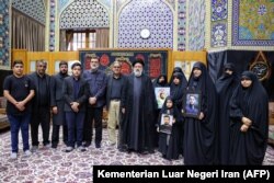 Presiden Iran Ebrahim Raisi bertemu dengan keluarga dari para personel keamanan yang terbunuh saat meredam unjuk rasa massal yang dipicu oleh kematian Mahsa Amini dalam tahanan tahun lalu, di Mashhad, Jumat, 15 September2023. (Foto: Kementerian Luar Negeri Iran /AFP)