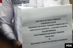 Berkas dan dokumen yang dibawa oleh tim kuasa hukum Paslon Presiden dan Wakil Presiden 01, Anies Baswedan dan Muhaimin Iskandar ke Mahkamah Konstitusi pada Kamis (21/3) di Jakarta. (VOA/IndraYoga)