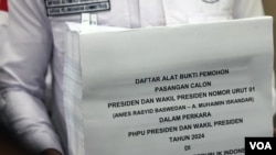 Berkas dan dokumen yang dibawa oleh tim kuasa hukum Paslon Presiden dan Wakil Presiden 01, Anies Baswedan dan Muhaimin Iskandar ke Mahkamah Konstitusi pada Kamis, 21 Maret 2024, di Jakarta. (Foto: IndraYoga/VOA)