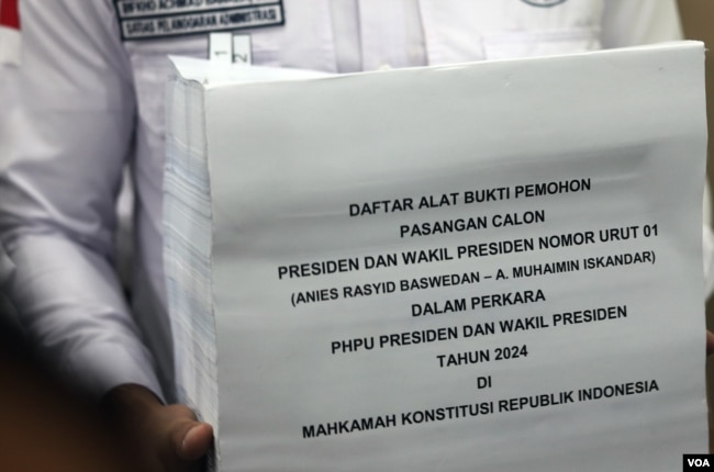 Berkas dan dokumen yang dibawa oleh tim kuasa hukum Paslon Presiden dan Wakil Presiden 01, Anies Baswedan dan Muhaimin Iskandar ke Mahkamah Konstitusi pada Kamis (21/3) di Jakarta. (VOA/IndraYoga)