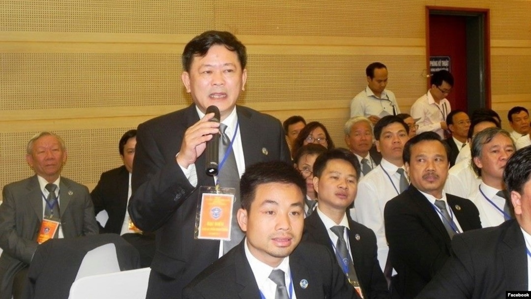 Luật sư Trần Đình Triển phát biểu tại một sự kiện của Đòan Luật sư Hà Nội. Facebook Trần Đình Minh Long.