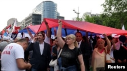 Para pendukung Presiden Serbia Aleksandar Vucic meggelar aksi mendukung kebijakan pemerintahan sang presiden di Belgrade, Serbia, pada 26 Mei 2023. (Foto: Reuters/Marko Djurica)