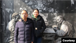 卢思位妻子张春晓（右）为丈夫被送中感到震撼。（张春晓提供） 