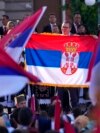 Predsjednik Srbije Aleksandar Vučić pokazuje drži zastavu Srbije na skupu "Svesrpski sabor" u Beogradu, Srbija, u subotu, 8. juna 2024.