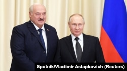 Presiden Rusia Vladimir Putin berjabat tangan dengan Presiden Belarus Alexander Lukashenko di luar Moskow, Rusia 17 Februari 2023. (Foto: Sputnik/Vladimir Astapkovich/Kremlin via REUTERS)