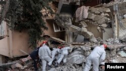 Tim za potragu pregledava pukotine u ruševinama kuće dok traga za nestalim osobama Lejlom Habip i Nedžatom Habipom nakon smrtonosnog zemljotresa, u Hataju, Turska, 18. februara 2023.