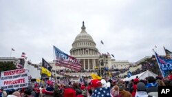Urukiko rwo muri leta ya Colorado rurega Trump ko o “yigometse ku gihugu, binyuze mu gitero cy’abayoboke be cyo ku itariki ya 6 y’ukwa mbere 2021 ku ngoro y’inteko ishinga amategeko ya Leta zunze ubumwe z’Amerika (Capitol)". 