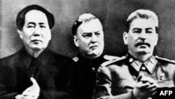 资料照：中国前领导人毛泽东1949年访问苏联期间与苏联领导人斯大林出席会议。
