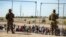Foto Achiv: Migran fe la ke sou fwontye Etazini ak Meksik pandan Gad Nasyonal Texas ap veye nan vil El Paso, Texas, 10 Me 2023. 