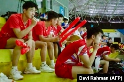 Para pebulutangkis China terus menyaksikan dan mendukung rekan satu timnya dari tribun penonton selama Kejuaraan Asia Junior 2024 di Yogyakarta, pada 1 Juli 2024. (Foto: AFP)