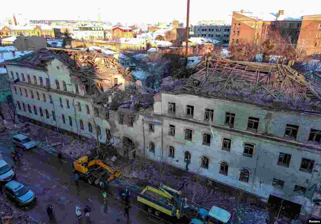 Misiles lanzados contra Járkov durante la noche alcanzaron edificios de apartamentos y un centro médico e hirieron a 17 personas en la ciudad, dijeron funcionarios este miércoles.