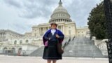 La periodista indígena colombiana Diana Jembuel Morales posa para la fotografía frente al Capitolio de EEUU, durante su visita reciente Washington DC, para asistir como participante en un programa para periodistas sobre diversidad.