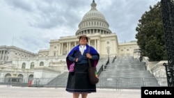 La periodista indígena colombiana Diana Jembuel Morales posa para la fotografía frente al Capitolio de EEUU, durante su visita reciente Washington DC, para asistir como participante en un programa para periodistas sobre diversidad.