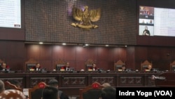 Suasana sidang putusan Mahkamah Konstitusi (MK) terkait putusan batas umur calon presiden dalam pemilu, Senin, 23 Oktober 2023, di Jakarta. (Foto: Indra Yoga/VOA)