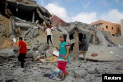 ARCHIVO - Niños palestinos inspeccionan el lugar de un ataque israelí contra una casa, en medio del conflicto en curso entre Israel y Hamas, en Rafah, en el sur de la Franja de Gaza, el 5 de mayo de 2024. REUTERS/Hatem Khaled