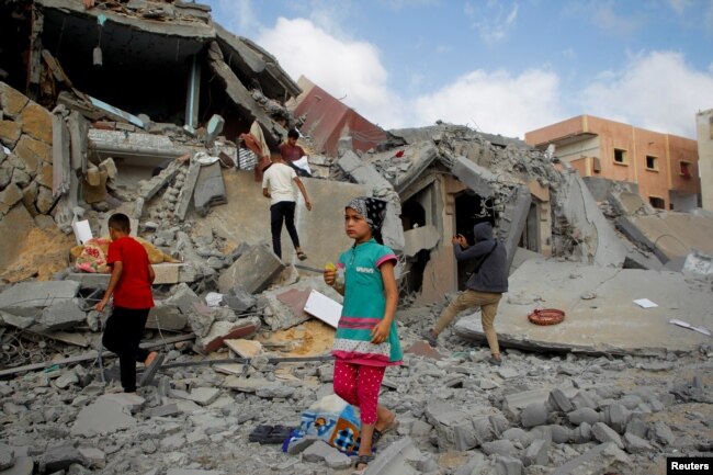 ARCHIVO - Niños palestinos inspeccionan el lugar de un ataque israelí contra una casa, en medio del conflicto en curso entre Israel y Hamas, en Rafah, en el sur de la Franja de Gaza, el 5 de mayo de 2024. REUTERS/Hatem Khaled