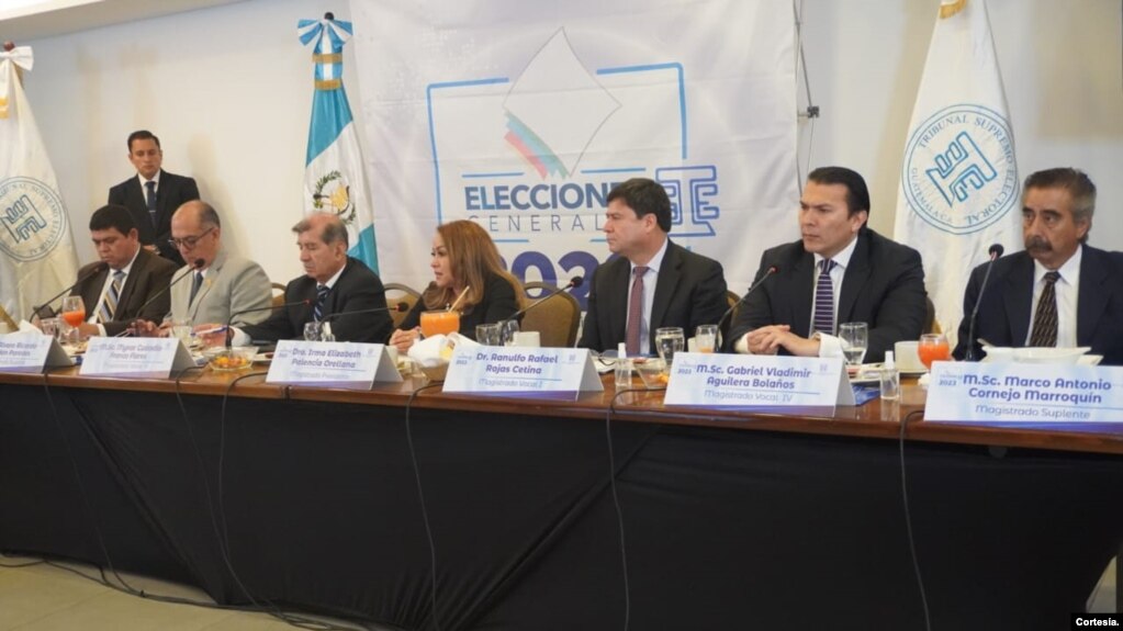 El pleno del Tribunal Supremo Electoral de Guatemala presentó este viernes los datos actualizados del padrón electoral que incluyen el número total luego de depurar a fallecidos, mostraron ademñas los departamentos que acumularán mayores recursos. [Foto: Cortesía TSE]