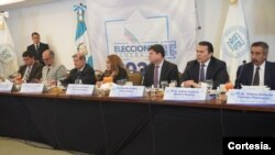 El pleno del Tribunal Supremo Electoral de Guatemala presentó este viernes los datos actualizados del padrón electoral que incluyen el número total luego de depurar a fallecidos, mostraron ademñas los departamentos que acumularán mayores recursos. [Foto: Cortesía TSE]