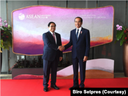 Pertemuan bilateral antara PM Vietnam Pham Minh Chinh dan Presiden Jokowi membahas target perdagangan antar kedua negara. (Foto: Courtesy/Biro Setpres)