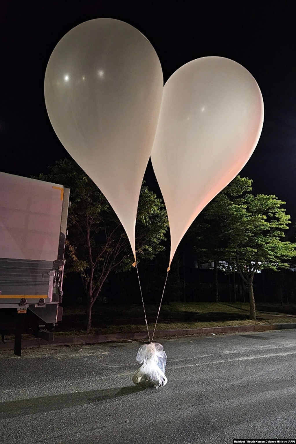 韩国国防部发布照片显示，韩国忠清南道出现朝鲜气球运来的不明垃圾和宣传品。（2024年5月28日至29日）(photo:VOA)