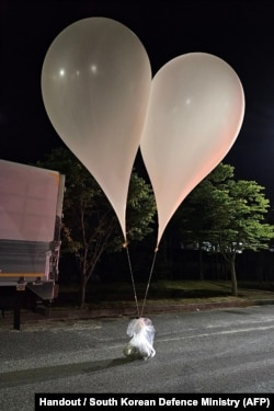 韩国国防部发布照片显示，韩国忠清南道出现朝鲜气球运来的不明垃圾和宣传品。（2024年5月28日至29日）