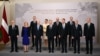 조 바이든(앞줄 왼쪽 세번째) 미국 대통령이 22일 폴란드 수도 바르샤바에서 '부쿠레슈티 나인(9)' 지도자들, 옌스 스톨텐베르그(뒷줄 맨 왼쪽) 북대서양조약기구(NATO·나토) 사무총장 등과 기념촬영하고 있다.
