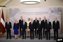 拜登与北约东翼国家领导人在华沙举行会谈。（2023年2月22日）