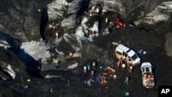 Rescue teams work at the scene after an ice cave partially collapsed, at the Breidamerkurjokull glacier, in southeastern Iceland, Aug, 26, 2024. (STOD2/ Vilhelm Gunnarsson via AP)