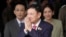 Mantan Perdana Menteri Thailand Thaksin Shinawatra, tengah, bersama putranya Phantongtae dan putrinya Pinthongta, tiba di Bandara Don Muang di Bangkok, Thailand, 22 Agustus 2023. (Foto: AP)