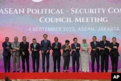 Foto bersama para peserta Pertemuan Dewan Komunitas Keamanan Politik (APSC) ASEAN ke-27 di Sekretariat ASEAN di Jakarta, Senin, 4 September 2023. (Tiang Irham/Pool via AP)