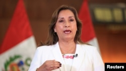 La presidenta de Perú, Dina Boluarte, ofrece un mensaje para anunciar el regreso del embajador del país en México, en Lima, Perú, 24 de febrero de 2023.
