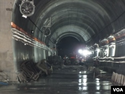 Construction workers inside one of 38 tunnels constructed for the Udhampur-Srinagar-Baramulla Rail Line in Kashmir. (Bilal Hussain/VOA)