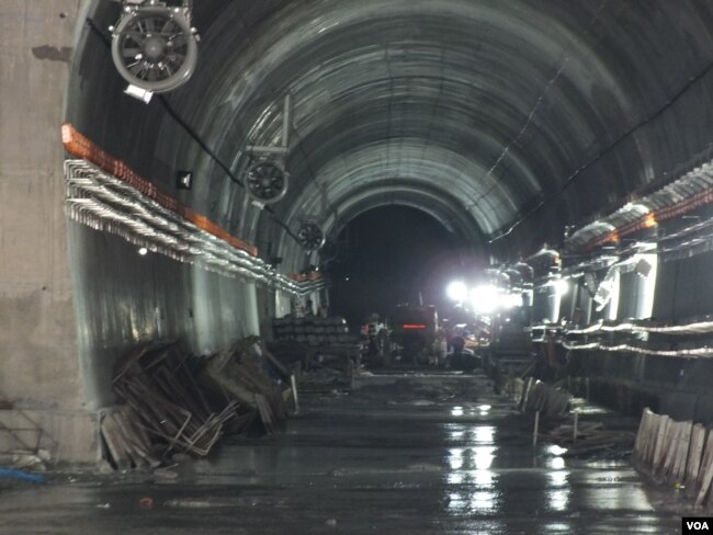 Construction workers inside one of 38 tunnels constructed for the Udhampur-Srinagar-Baramulla Rail Line in Kashmir. (Bilal Hussain/VOA)