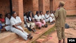 A prison officer addresses female inmates at Zomba Prison in Malawi. Authorities say prison facilities in Malawi were not built with women in mind. (Lameck Masina/VOA)