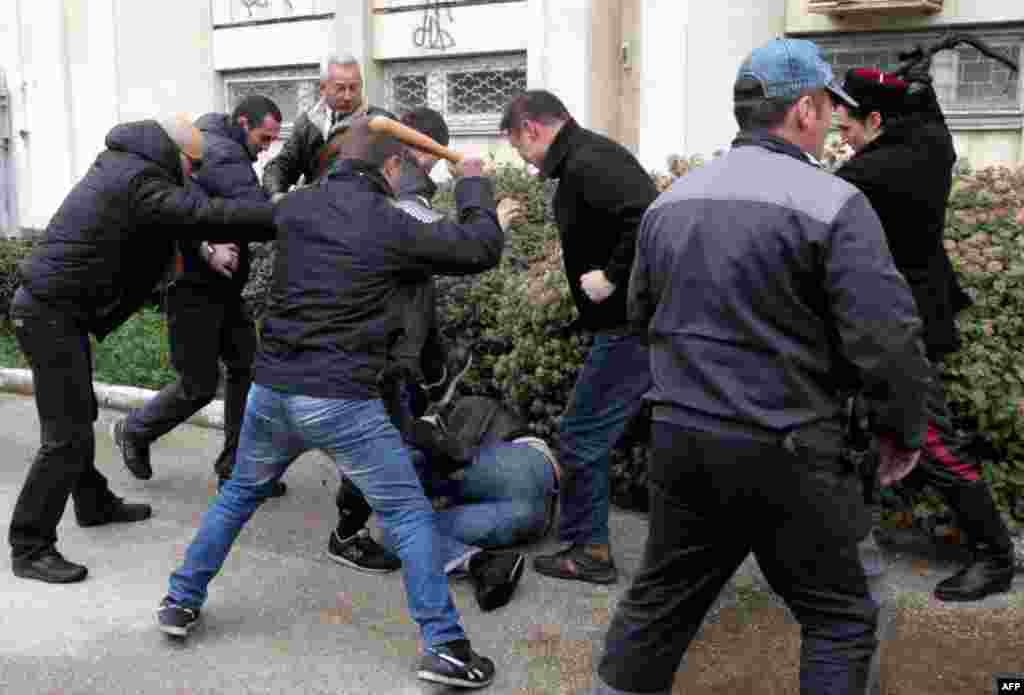 Los separatistas rusos golpearon a un hombre proucraniano con un bate y un látigo en Sebastopol el 9 de marzo.