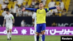 La súperestrella Cristiano Ronaldo reacciona a una decisión arbitral jugando con el equipo saudí de al Nassr, en el KSU Stadium de Riad, el 23 de mayo de 2023.