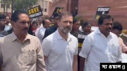 বর্ষীয়ান কংগ্রেস নেতা অধীর চৌধুরীর সংসদে সাসপেন্ড হওয়ার প্রতিবাদে সংসদে মিছিল কংগ্রেসের 