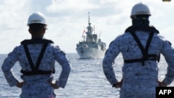 Pelaut Filipina mengamati HMCS Montreal milik Kanada selama Kegiatan Kerja Sama Maritim Multilateral (MMCA) gabungan Filipina, AS, Kanada, dan Australia di Laut Cina Selatan. (Foto: via AFP)